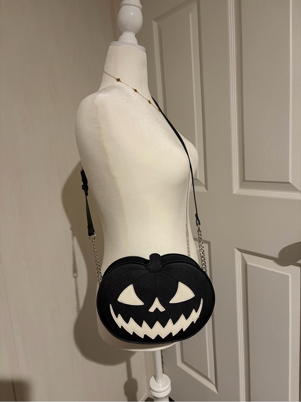 Black and white Jack-o'-Lantern pumpkin crossbody bag